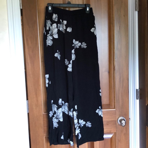 Sadie & Sage Pants - Sadie and Sage Black sand White Floral Pants Sz S